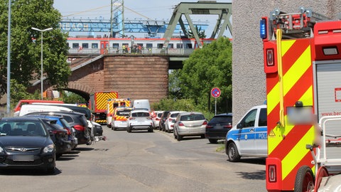 In Mainz hat ein Zug eine Person erfasst, die an der Unfallstelle starb. 100 Fahrgäste müssen aus dem Zug evakuiert werden. 