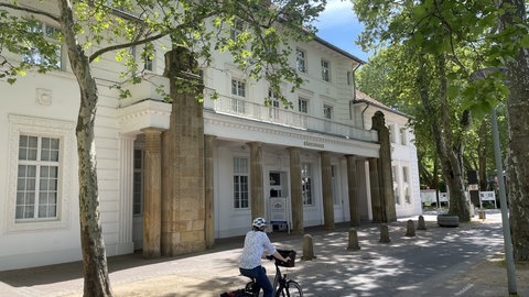Eingang zum Bäderhaus im Bad Kreuznacher Kurgebiet.