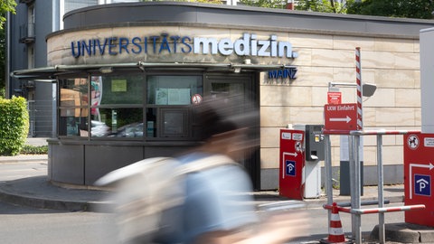 Die Einfahrt zur Mainzer Universitätsmedizin. Dort hat man sich auf einen Tarifabschluss geeinigt.