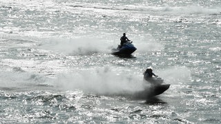 Zwei Jetski-Fahrer auf dem Rhein: Die Suche nach einer Jetski-Fahrerin bei Mainz endete mit Happy End