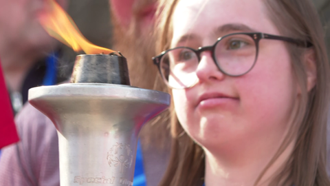 Ein Mädchen mit der Fackel: In Mainz sind die Special Olympics eröffnet worden