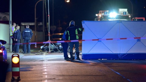 Sichtschutz an der Unfallstelle: 20-Jähriger stirbt bei Unfall in Worms