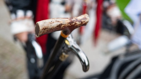 Ein Gehstock: Mit einem solchen Stock soll ein 62-jähriger Mann unvermittelt auf offener Straße geschlagen worden sein. 