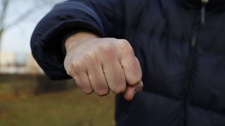 Ein geballt Faust: In Mainz soll ein Mann auf offner Straße grundlos einer 16-Jährigen mit der Faust in Gesicht un Rippen geschlagen haben. 