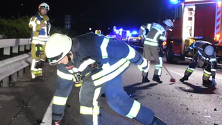 Auf der A63 in Fahrtrichtung Mainz hat sich in den frühen Morgenstunden ein Verkehrsunfall ereignet. Wegen der Reinigungsarbeiten musste die Autobahn gesperrt werden.