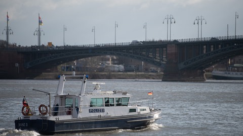 Ein Boot der Wasserschutzpolizei auf dem Rhein bei Mainz. Rettungskräfte mussten dort einen Betrunkenen aus dem Wasser holen. 