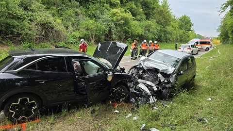 Auf der L401 ist bei einem Verkehrunfall ein Mensch ums Leben gekommen, zwei Menschen wurden verletzt. Die Strecke wurde Richtung Albig voll gesperrt.