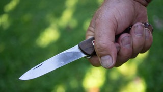 In Mainz hat ein Mann wild mit einem Messer gestikuliert.