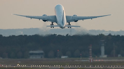 Ein Flugzeug startet am Flughafen Frankfurt