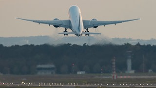 Ein Flugzeug startet am Flughafen Frankfurt
