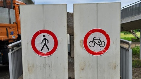 Zwei Betonplatten versperren die Zufahrt zum Radweg unterhalb der Schiersteiner Brücke. Quelle: Autobahn GmbH