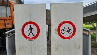 Zwei Betonplatten versperren die Zufahrt zum Radweg unterhalb der Schiersteiner Brücke. Quelle: Autobahn GmbH