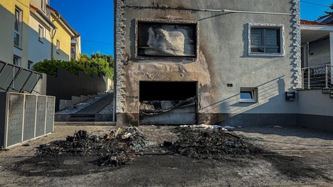 Die beschädigte Fassades des Mehrfamilienhauses in Ober-Olm. Dort sind mehrere teure Autos abgebrannt