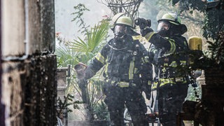 Einsatzkräfte müssen immer auf das schlimmste gefasst sein. Die Feuerwehr Mainz löscht ein brennendes Wohnhaus im Stadtteil Laubenheim im März 2025.