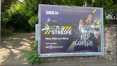 Auf Plakaten der SWR-Sendung Nachtstreife stehen Schmähungen gegen die Polizei.