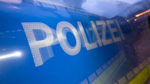 Polizeiauto mit Blaulicht: Auto brennt auf A61 bei Bingen aus - Fahrer flieht mit Hund