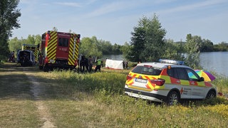 Feuerwehr und Rettungsdienst stehen am Altrheinsee in Eich. Ein Mensch ist dort bei einem Badeunfall gestorben