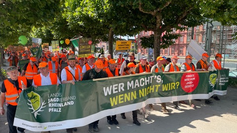 Hunderte Jägerinnen und Jäger demonstrieren in Mainz gegen das neu geplante Jagdgesetz. 