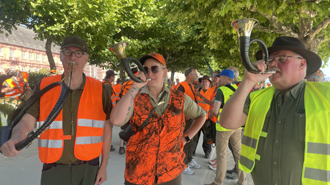 Jäger demonstrieren mit Jagdhörner in Mainz gegen das neue Jagdgesetz. 