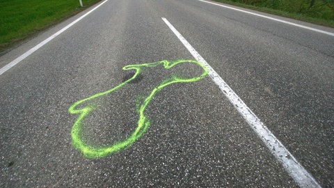 Mit Farbe gekennzeichnetes Umrisse eines Motorrads: Bei einem Frontalzusammenstoß in Guldental ist ein 18-jähriger Motorradfahrer schwer verletzt worden. (Symbolbild)