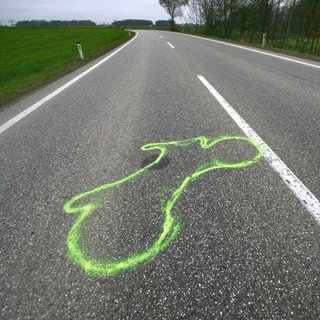 Mit Farbe gekennzeichnetes Umrisse eines Motorrads: Bei einem Frontalzusammenstoß in Guldental ist ein 18-jähriger Motorradfahrer schwer verletzt worden. (Symbolbild)