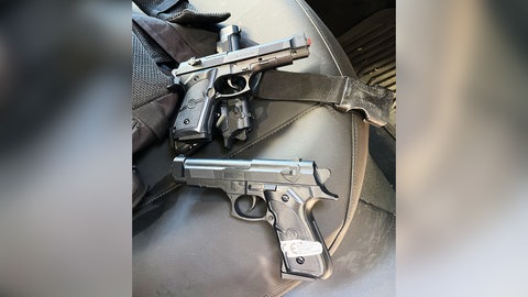 Drei Softairwaffen liegen auf einem Autositz. Die Polizei hat sie Jugendlichen abgenommen, die damit auf Passanten gezielt haben.