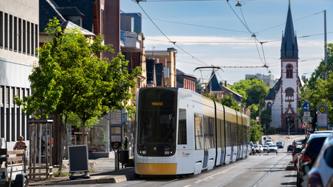 Eine Animation zeigt die neue Straßenbahn in der Breiten Straße in Mainz-Gonsenheim.