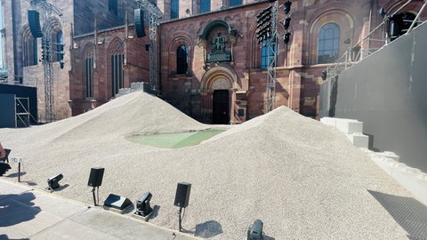 600 Tonnen Kies sind auf der Bühne der Nibelungenfestspiele aufgehäuft