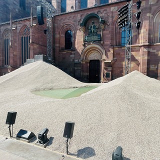 600 Tonnen Kies sind auf der Bühne der Nibelungenfestspiele aufgehäuft