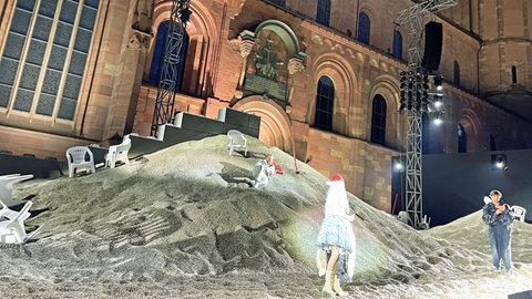 Zur Kulisse bei den diesjährigen Nibelungen-Festspielen zählt in diesem Jahr ein riesiger Haufen Kies. 