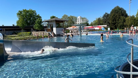 Das Freibad Ingelheim ist eigentlich ein ruhiges Familienbad. Aber wegen respektloser Jugendlicher brauchen die Schwimmmeister die Unterstützung eines Sicherheitsdienstes.