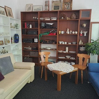 Möbel, Bücher, Geschirr und Bilder - all das gibt es im neuen Sozialkaufhaus in der Mainzer Neustadt