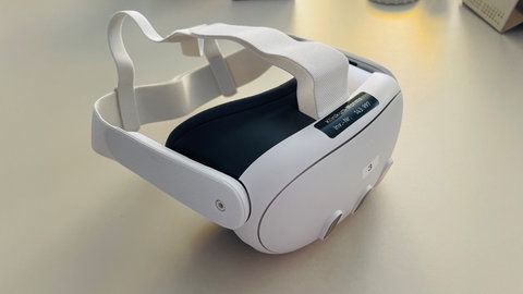 Eine globige weiße VR-Brille