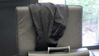 Eine schwarze Robe hängt über einem Stuhl. Am Amtsgericht Mainz hat ein Anwalt einen Gerichtstermin platzen lassen - wegen eines privaten Handwerkertermins