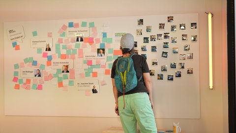 SWR PopUp Studio in der Mainzer Innenstadt: Eine Besucherin schaut sich die Fragen der Besucher an Politiker und Politikerinnen an.