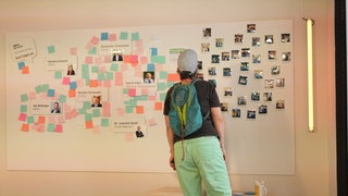 SWR PopUp Studio in der Mainzer Innenstadt: Eine Besucherin schaut sich die Fragen der Besucher an Politiker und Politikerinnen an.