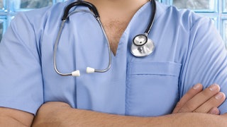 Ein Arzt verschränkt die Arme, um den Hals trägt er ein Stetoskop. Ein Mainzer Arzt muss zweieinhalb Jahre ins Gefängnis wegen sexuellen Missbrauchs von zwei Patienten. (Symbolbild)