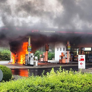 Flammen schießen aus einem Auto und einer Zapfsäule: An der Tankstelle auf der Raststätte Waldlaubersheim hat es einen Brand gegeben. 