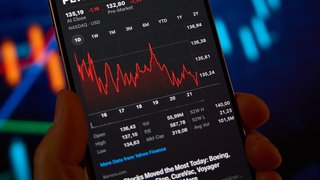 Eine Trading-App auf einem Handybildschirm: Ein Mann in Mainz ist bei einem Anlagebetrug im Internet um 150.000 Euro gebracht worden. 