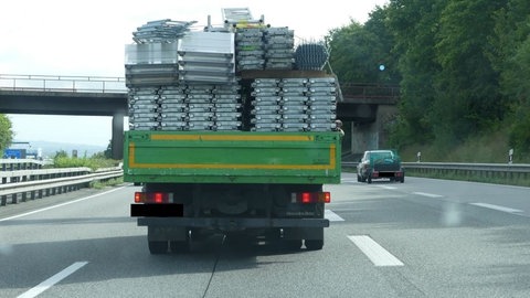 Der Lkw fährt mit viel zu viel Ladung auf der A60. 