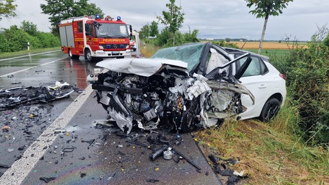 Bei einem schweren Unfall auf der B9 bei Bechtheim (Kreis Alzey-Worms) kam ein 63 Jahre alter Mann ums Leben.