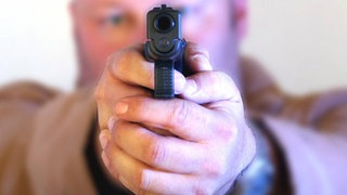 Blick in den Lauf einer Pistole: In Fürfeld ist ein Nachbarschaftsstreit dermaßen eskaliert, dass der eine den anderen Nachbarn erschießen wollte. (Symbolbild)