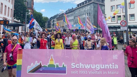 Teilnehmerinnen und Teilnehmer beim CSD 2025 in Mainz 