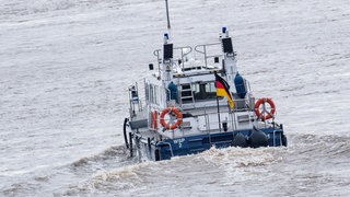 Symbolbild: Die Wasserschutzpolizei im Einsatz. An der Mosel wird nach einem vermissten Schwimmer gesucht. 