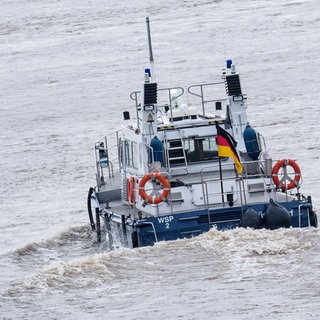 Symbolbild: Die Wasserschutzpolizei im Einsatz. An der Mosel wird nach einem vermissten Schwimmer gesucht. 