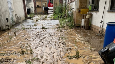 Bäche aus Schlamm flossen nach dem Unwetter durch Innenhöfe und kleine Gassen in Wachenheim und Flörsheim-Dalsheim.