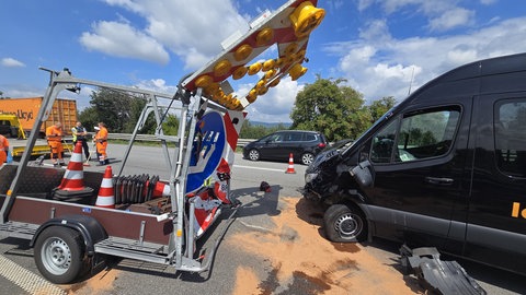 Der Sprinter wurde bei dem Unfall auf der A60 bei Heidesheim völlig zerbeult.