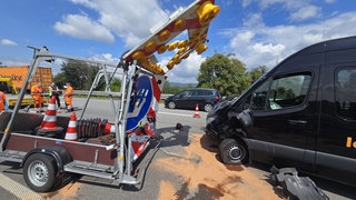 Der Sprinter wurde bei dem Unfall auf der A60 bei Heidesheim völlig zerbeult.