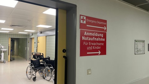Ein Schild auf dem steht: Anmeldung Notaufnahme für Erwachsene und Kinder