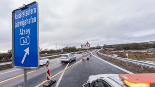 Der Verkehr fließt über die kürzlich freigegebene Nordbrücke am Autobahnkreuz Mainz-Süd.